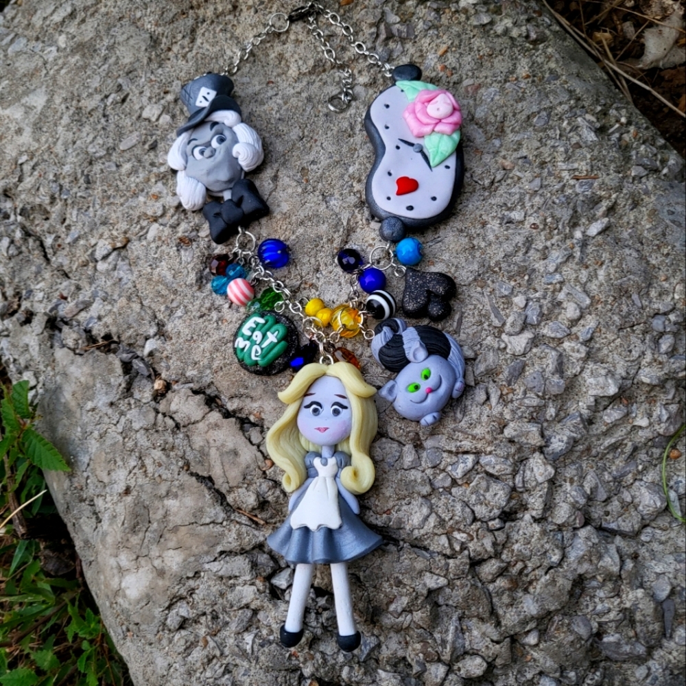 🦋🥀Alice in Wonderland 🌺 Necklace 🖤🤍